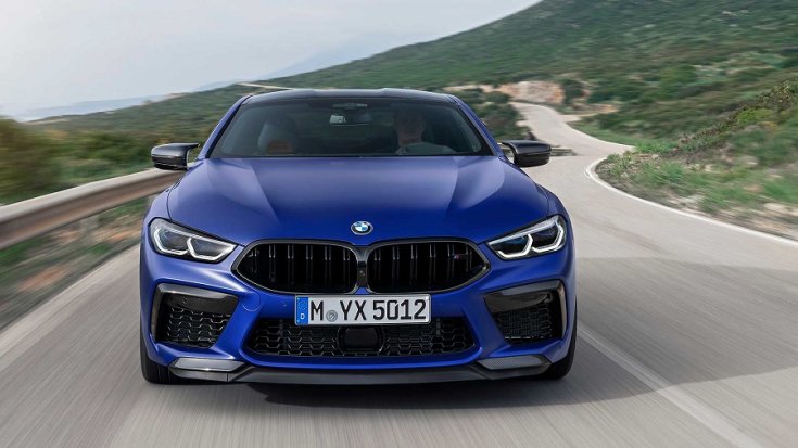 BMW M8 királykék színben, szemből