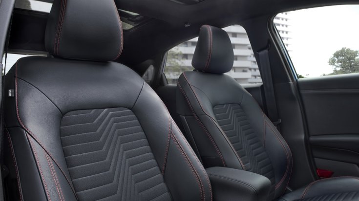 Ford Puma 2019 fekete-piros ülések