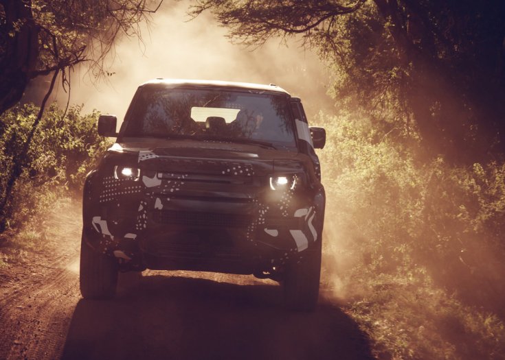 Land Rover Defender 2019 szemből porban
