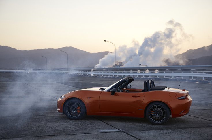 Mazda MX-5 ND 30th Anniversary Edition oldalról fotózva