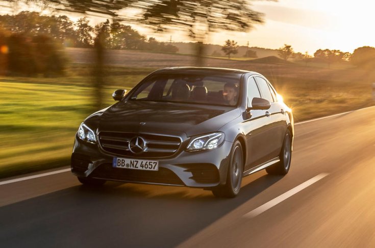 Mercedes-Benz E300e szemből, közúti fotón