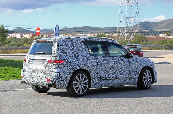 2019-es Mercedes GLB kémfotó hátulról