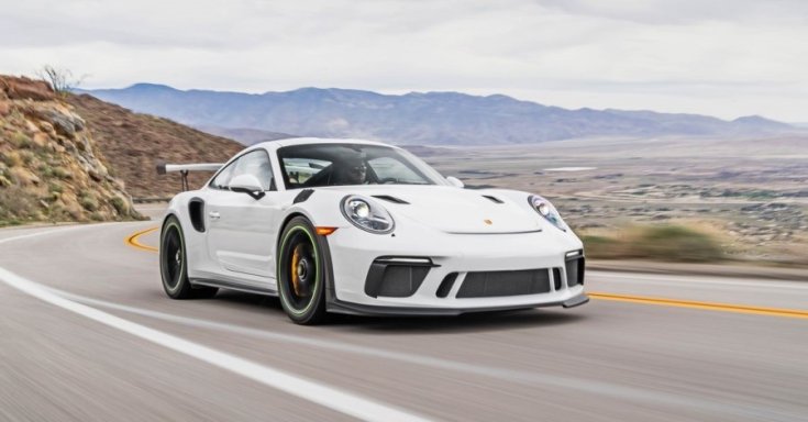 Porsche 911 GT3 RS szemből, menet közben