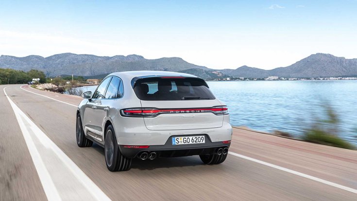 Porsche Macan hátulról menetközben