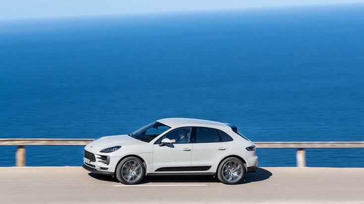 Porsche Macan oldalról fotózva egy tengerparti úton