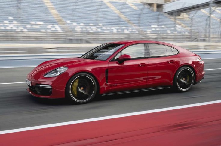 2019-es Porsche Panamera GTS oldalról