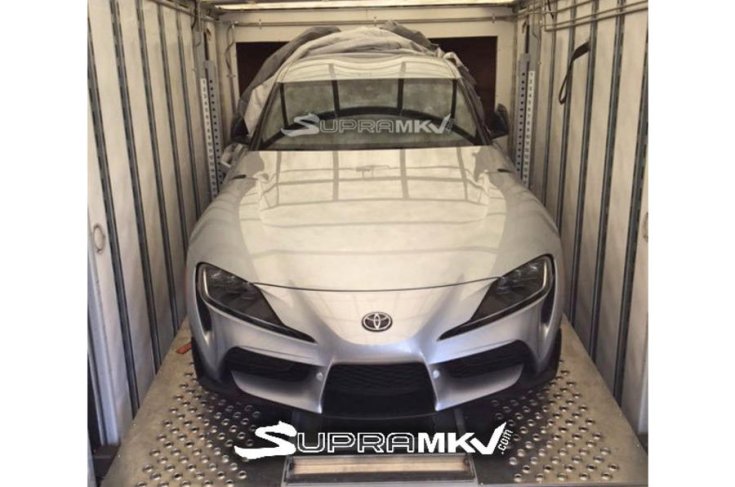 2019-es Toyota Supra kémfotó tréleren