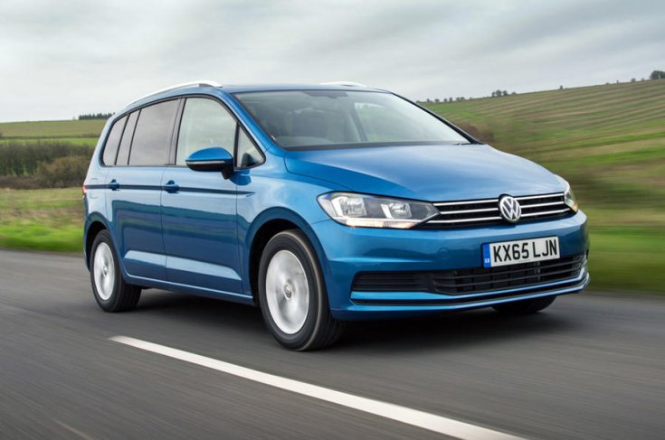 2019-es Volkswagen Touran elölről az úton