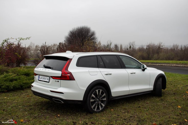 2019-es dízel Volvo V60 hátulról