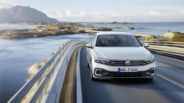Volkswagen Passat GTE kombi szemből