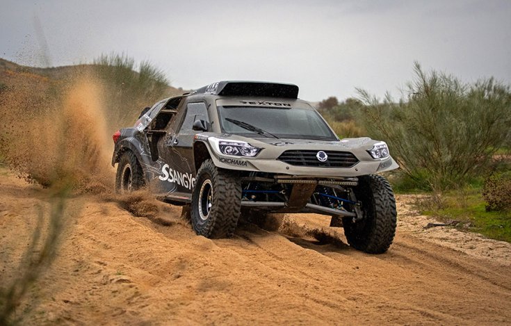 Ssangyong Rexton DKR terepen, szemből fotózva