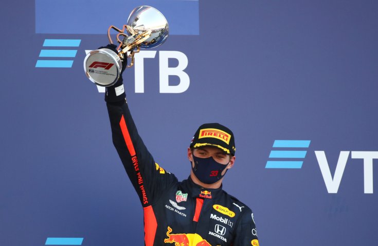 Max Verstappen az Orosz Nagydíj dobogóján, szemből