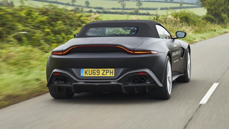 2020-as Aston Martin Vantage Roadster prototípus hátulról