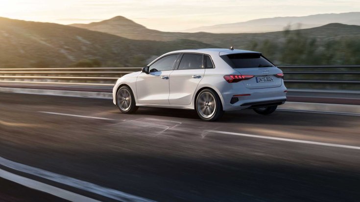 2020 Audi A3 Sportback 30 G-Tron menet közben oldalról