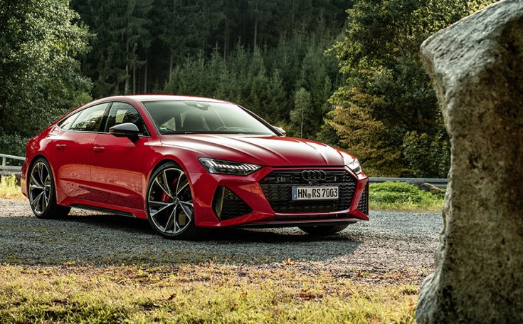 A 2020-as Audi RS7 Sportback elölről negyvenöt fokban fotózva