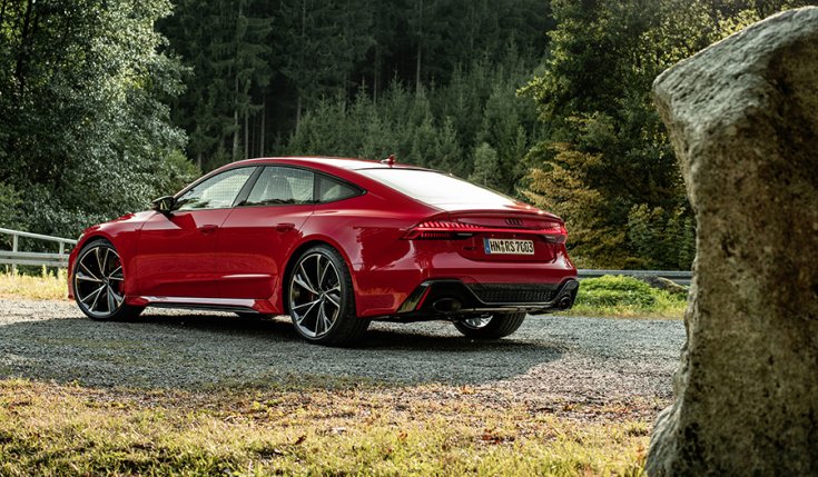 Az Audi RS7 Sportback hátulról fotózva egy tisztáson
