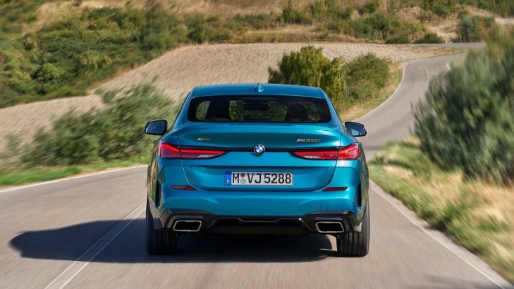 2020 BMW M235i hátulja