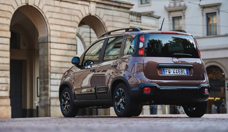 Fiat Panda Trussardi hátulja, fényes Caffé Italiano Brown árnyalatban