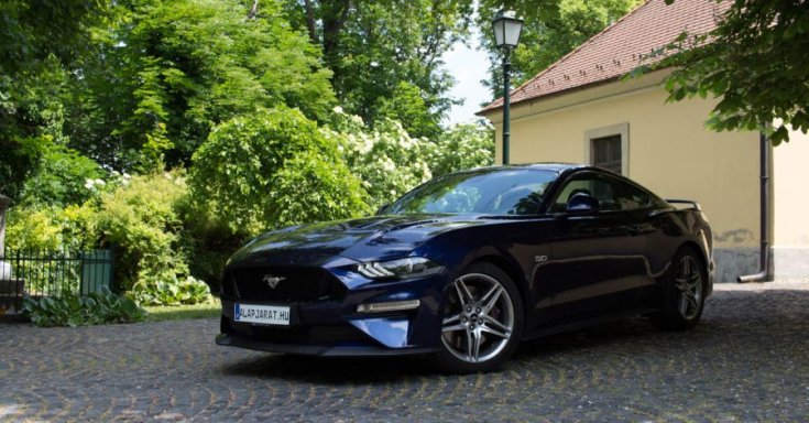 2020-as Ford Mustang elölről
