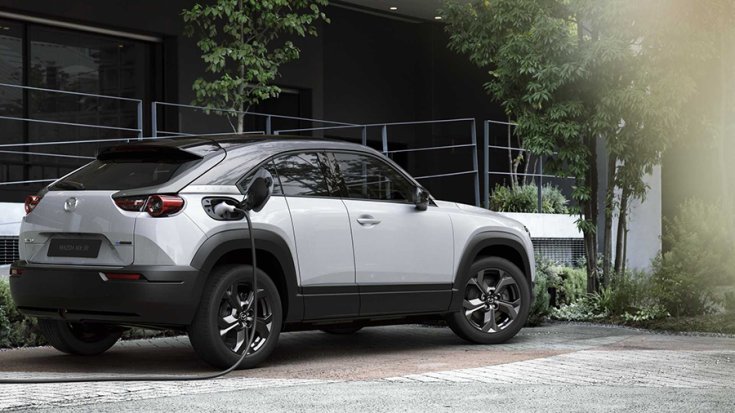 Az elektromos Mazda MX-30 egy töltőre csatlakoztatva