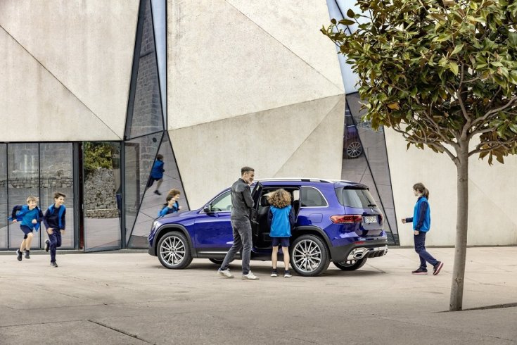 Mercedes-Benz GLB családi autóba gyerekek szállnak be
