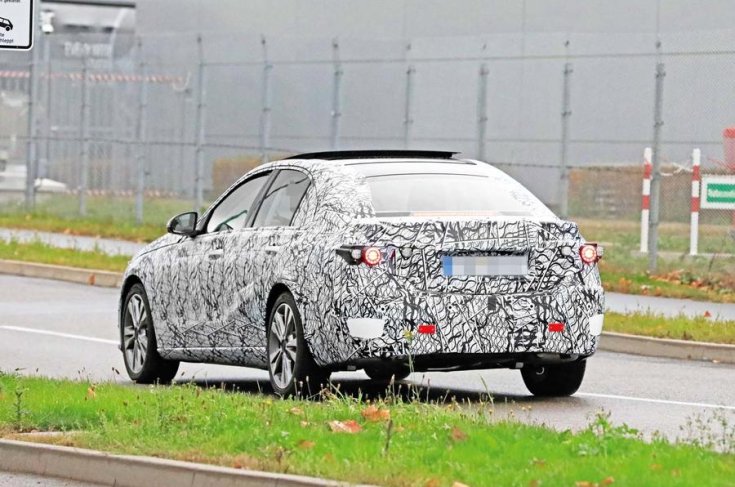 2020-as Mercedes C-osztály kémfotón, hátulról