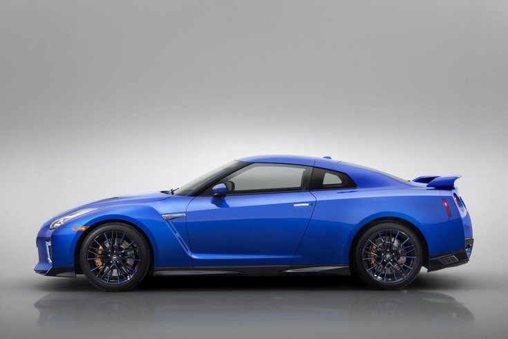 2020 Nissan R-35 GT-R Bayside Blue színben oldalról