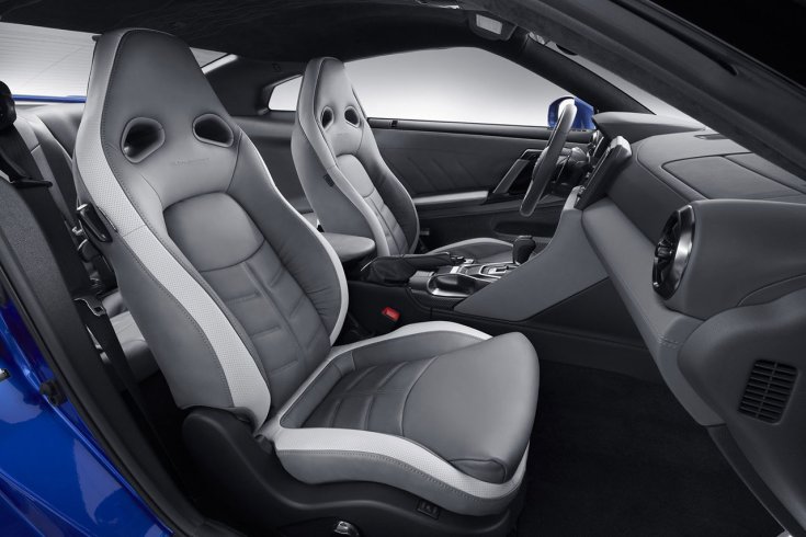 2020 Nissan R-35 GT-R Bayside Blue színben, szürke belsővel
