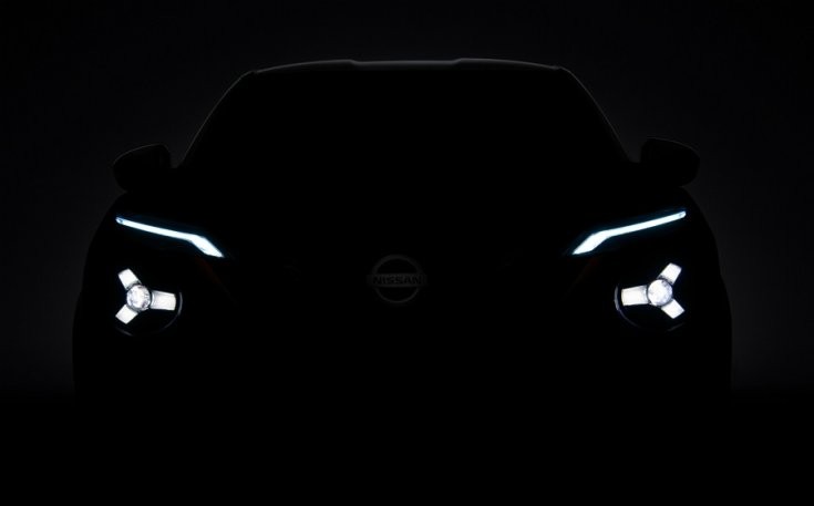 2020 Nissan Juke sötétben, fényszórók felkapcsolva