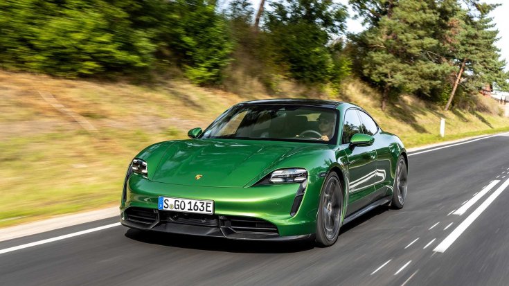 Porsche Taycan Turbo S modell egy országúton menet közben, féloldalról