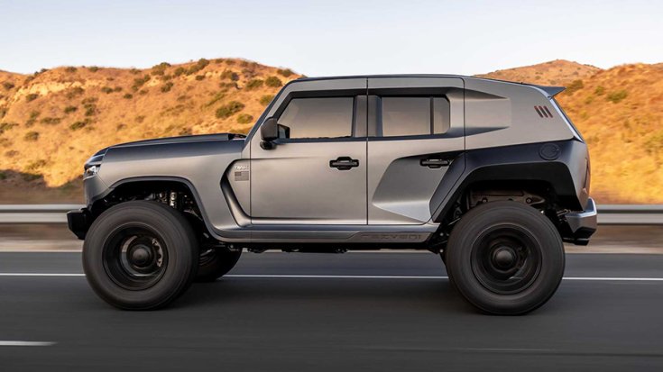 A 2020-as Rezvani Tank oldalról menet közben