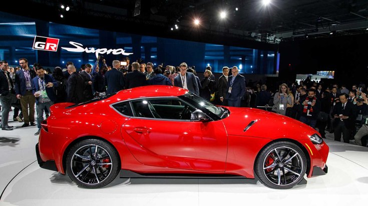 Az új Toyota Supra oldalról fotózva