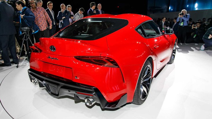 Az új Toyota Supra hátulról egy kiállításon