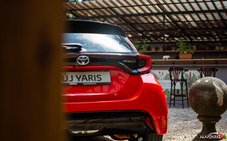 2020-as Toyota Yaris Hibrid hátulról