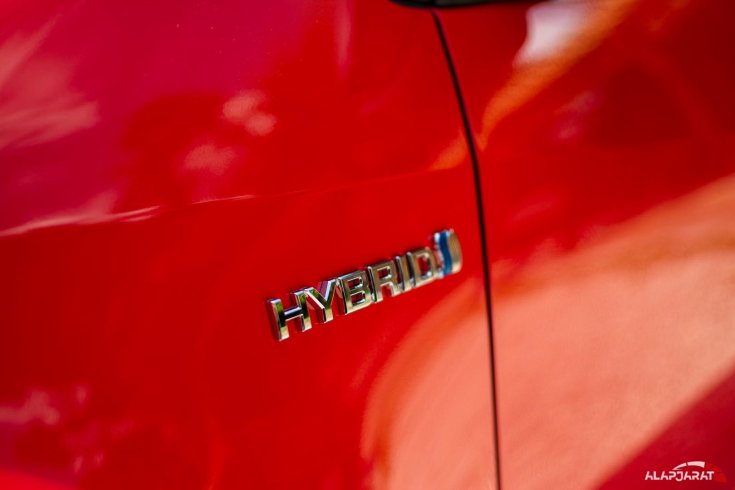 2020-as Toyota Yaris Hibrid embléma