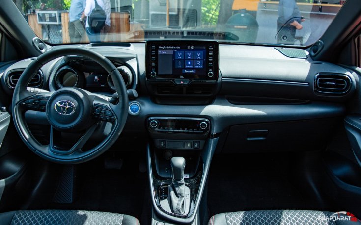 2020-as Toyota Yaris Hibrid műszerfala