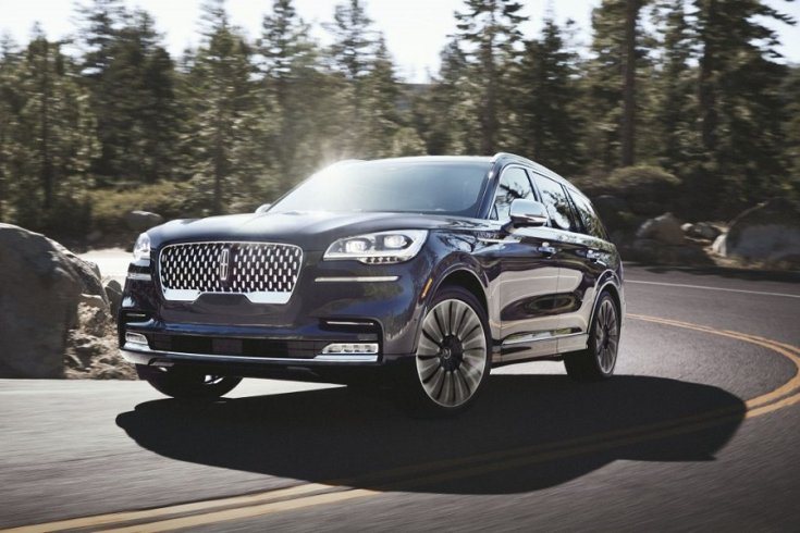 2020 Lincoln Aviator, sötétkék SUV, elölnézet, oldalnézet, döntve, balról, alulnézet, hegyen kanyarodik