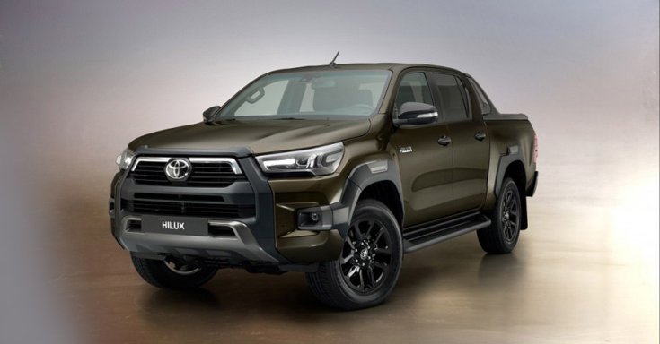 2020-as Toyota Hilux elöről