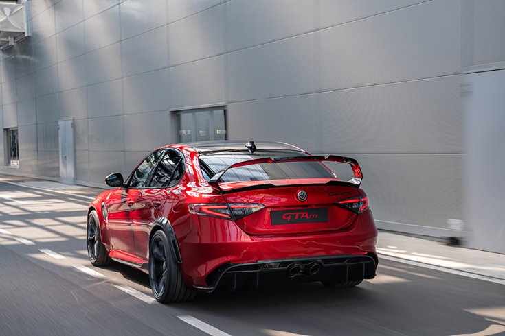 2021 Alfa Romeo Giulia GTA, menet közben hátulról menetközben