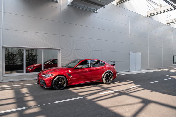 2021 Alfa Romeo Giulia GTA, menet közben oldalról