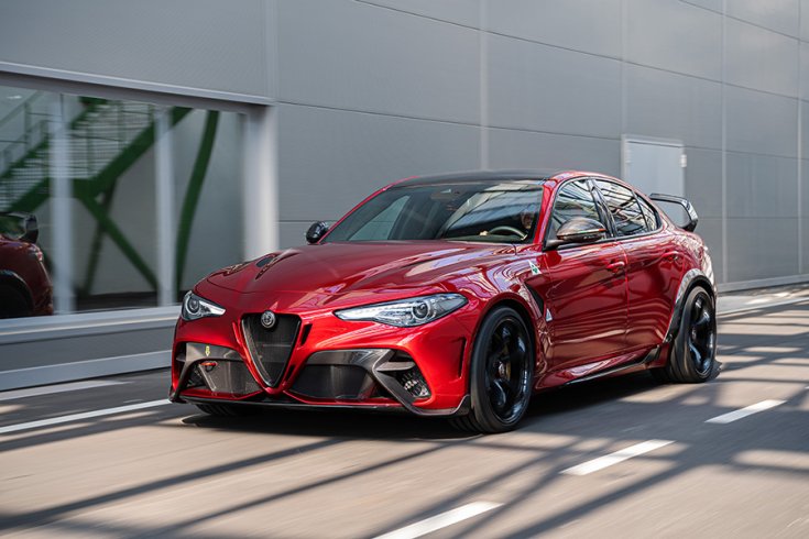 2021 Alfa Romeo Giulia GTA szemből, menet közben