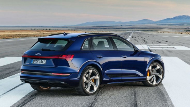 2021-es Audi e-tron S hátulról