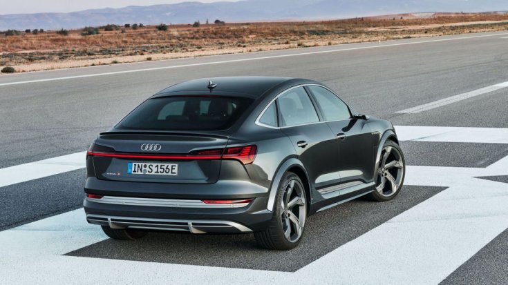 2021-es Audi e-tron Sportback S hátulról