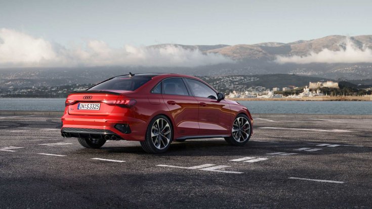 2021-es Audi S3 szedán hátulról