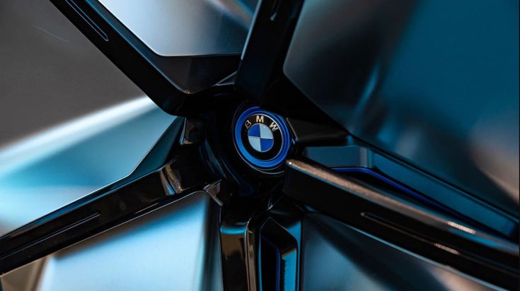BMW Vision iNext a Los Angelesi Autószalonon könnyűfémfelni közelnézet