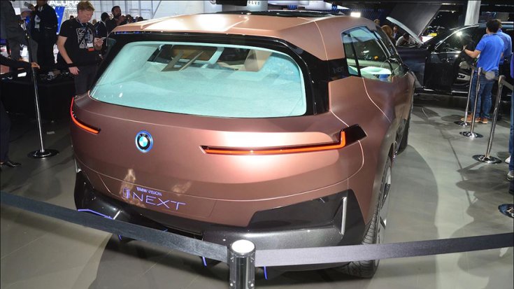 BMW Vision iNext a Los Angelesi Autószalonon hátulról