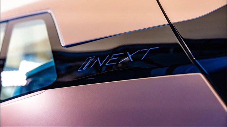 BMW Vision iNext a Los Angelesi Autószalonon iNext logó közelről