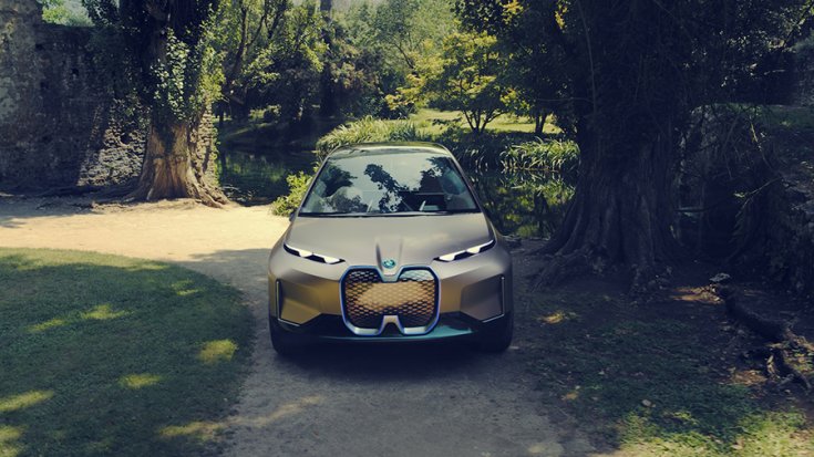 BMW Vision iNext parkos környezetben szemből