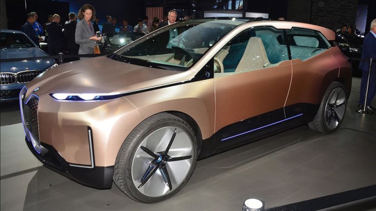 BMW Vision iNext a Los Angelesi Autószalonon oldalnézetből