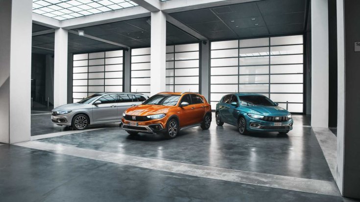 2021-es Fiat Tipo modellek egy csarnokban egymás mellett